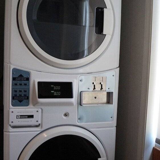 فندق صغير Bay Hill Inns & Suites