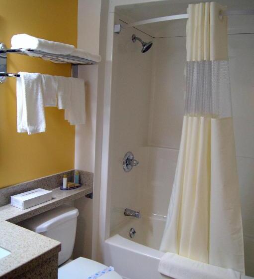 فندق صغير Bay Hill Inns & Suites