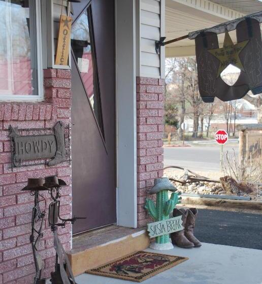 فندق صغير Cowboy Country Inn