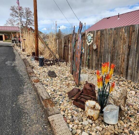 فندق صغير Cowboy Country Inn