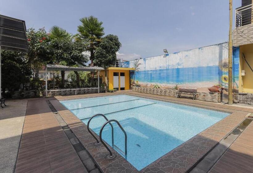 هتل Reddoorz Plus Near Museum Angkut Batu 4