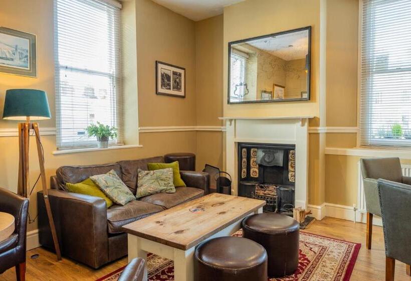 膳宿费 Castle Court