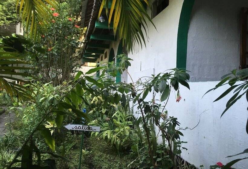 پانسیون La Petite Auberge   Hostel