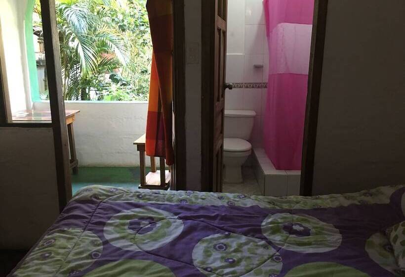 پانسیون La Petite Auberge   Hostel