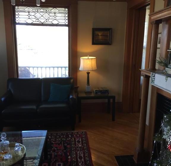 הוסטל Burford House Suites