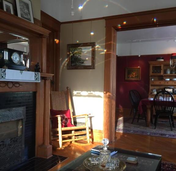 הוסטל Burford House Suites