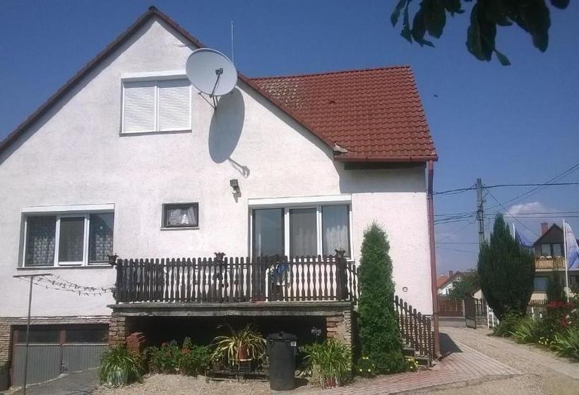 پانسیون Póczáné Vendégszobái