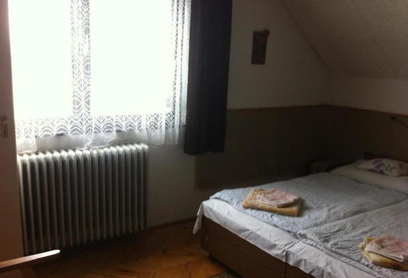 پانسیون Póczáné Vendégszobái