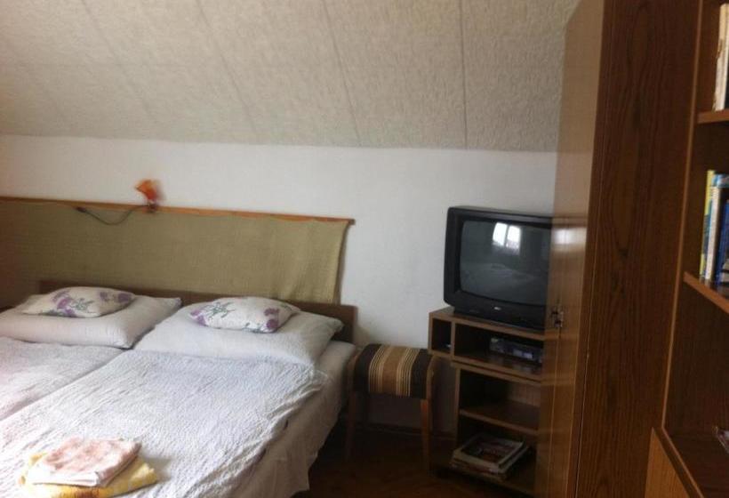 پانسیون Póczáné Vendégszobái