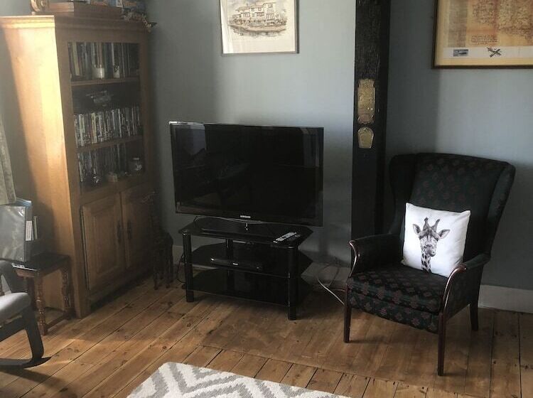 بنسيون Waterside Guesthouse