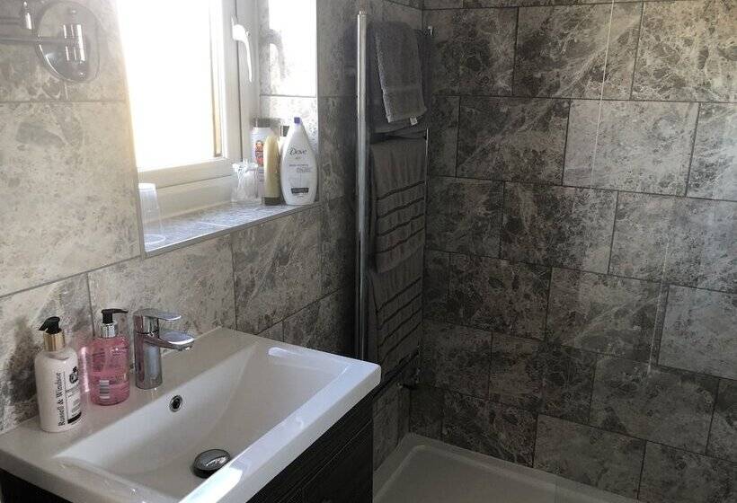 بنسيون Waterside Guesthouse