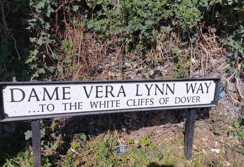 بنسيون Waterside Guesthouse