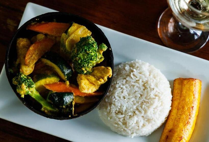 פנסיון Coconut Row Boutique