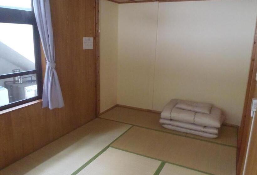 פנסיון Kerama Backpackers