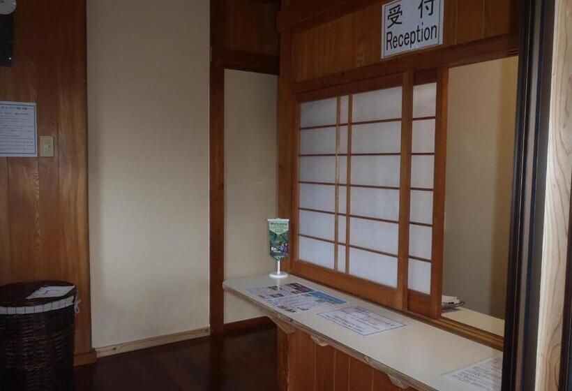 פנסיון Kerama Backpackers