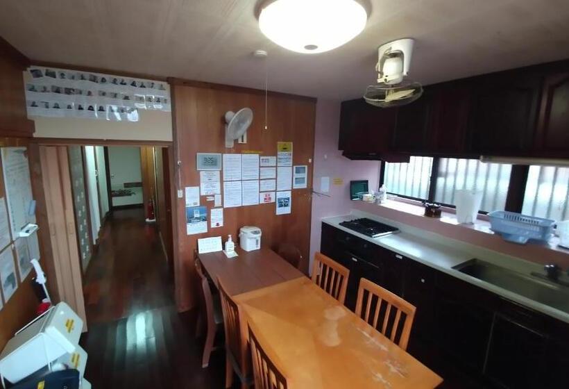 פנסיון Kerama Backpackers