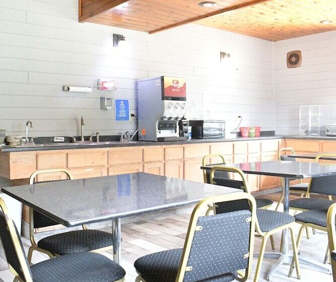 فندق صغير Adams Inn And Suites