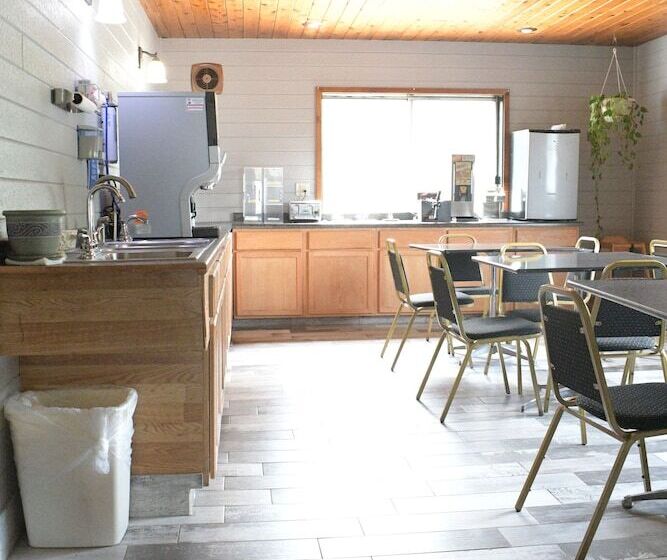 فندق صغير Adams Inn And Suites