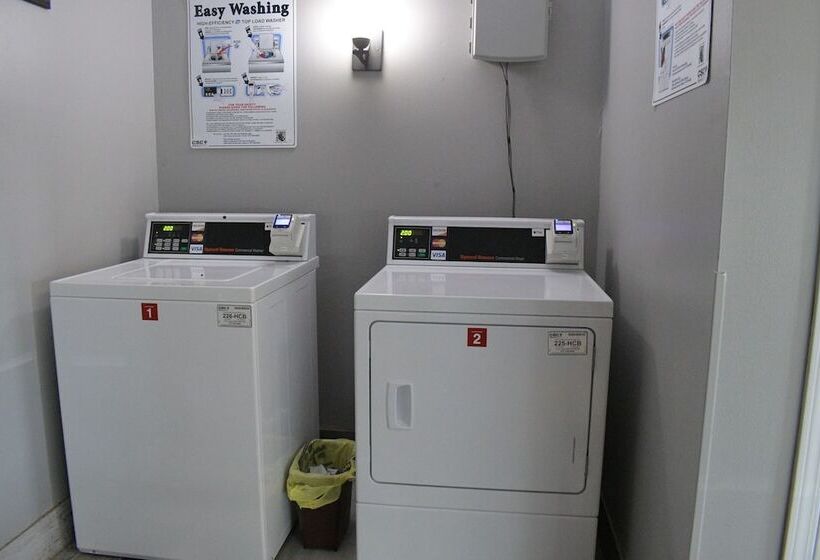 فندق صغير Adams Inn And Suites