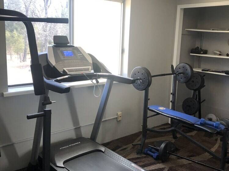 فندق صغير Adams Inn And Suites