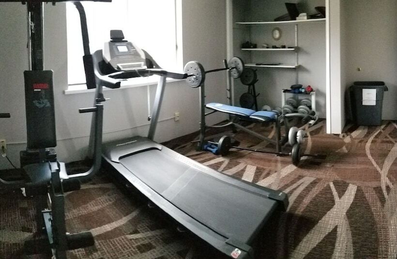 فندق صغير Adams Inn And Suites