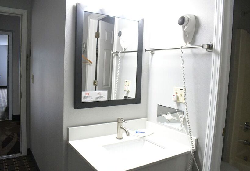 فندق صغير Adams Inn And Suites