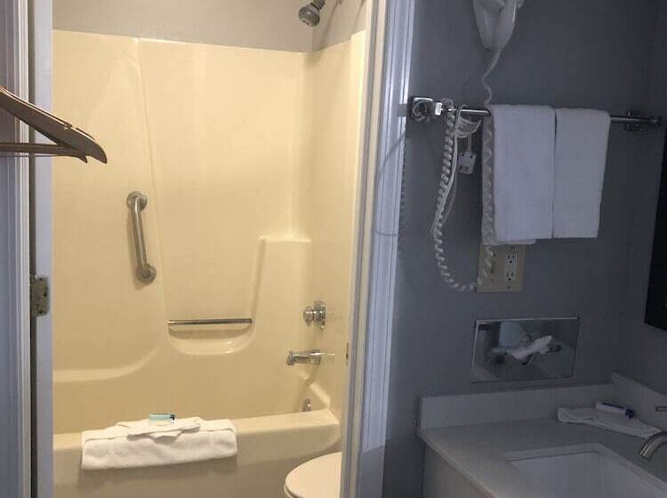 فندق صغير Adams Inn And Suites