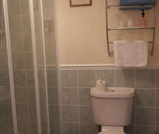 פנסיון Monravon Guest House