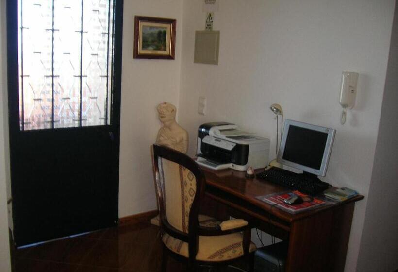 بنسيون Residencia Ana