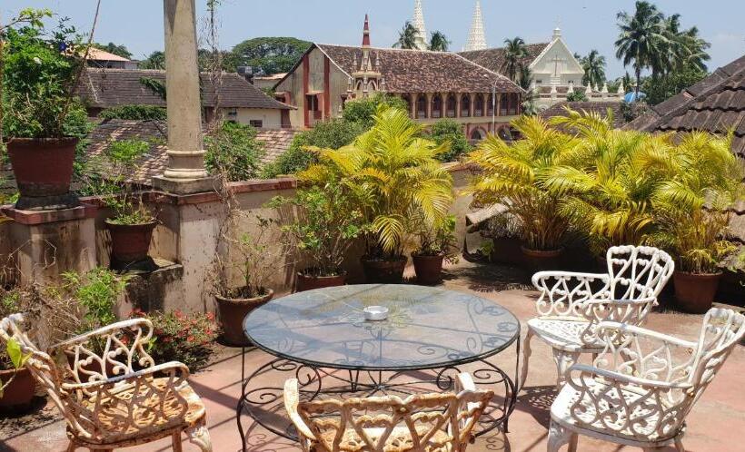 Пансион Raintree Lodge