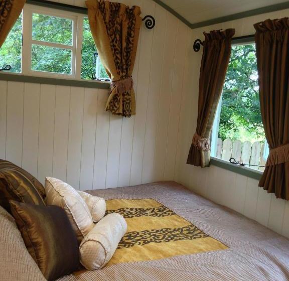 בית מלון כפרי Posh Huts Farmstay