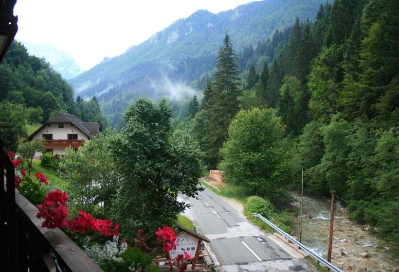 هاستل Guest House And Museum Firšt