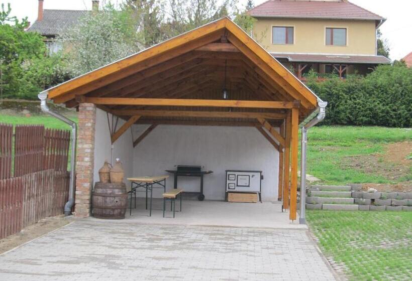 펜션 Tavi Fészek Vendégház