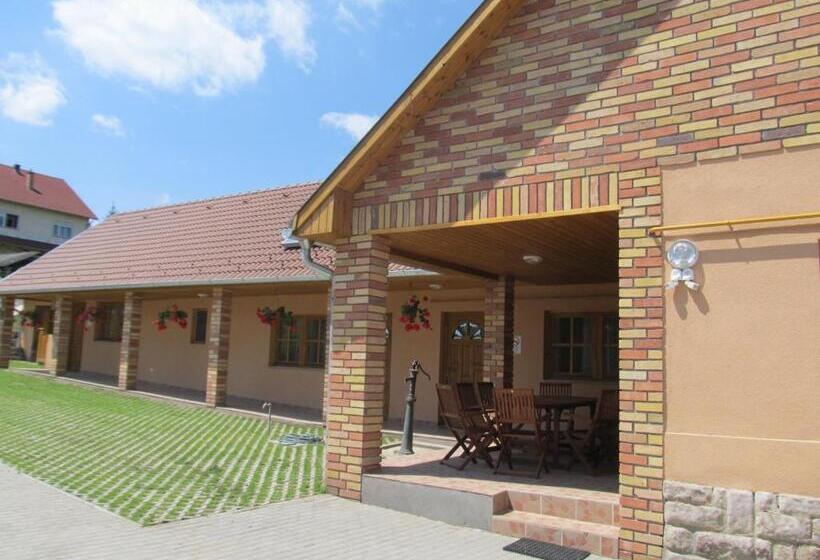 펜션 Tavi Fészek Vendégház