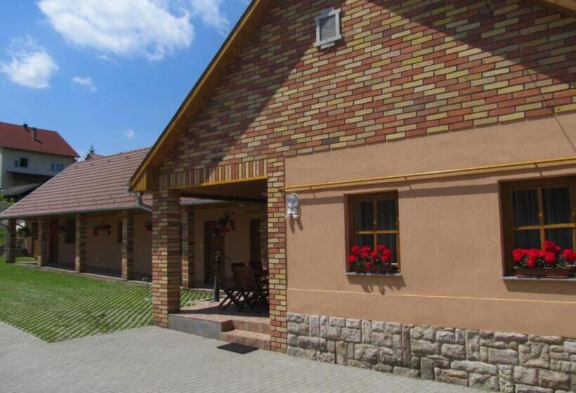 펜션 Tavi Fészek Vendégház