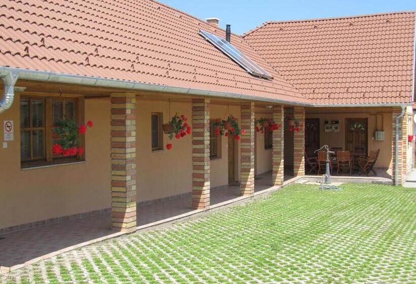 펜션 Tavi Fészek Vendégház