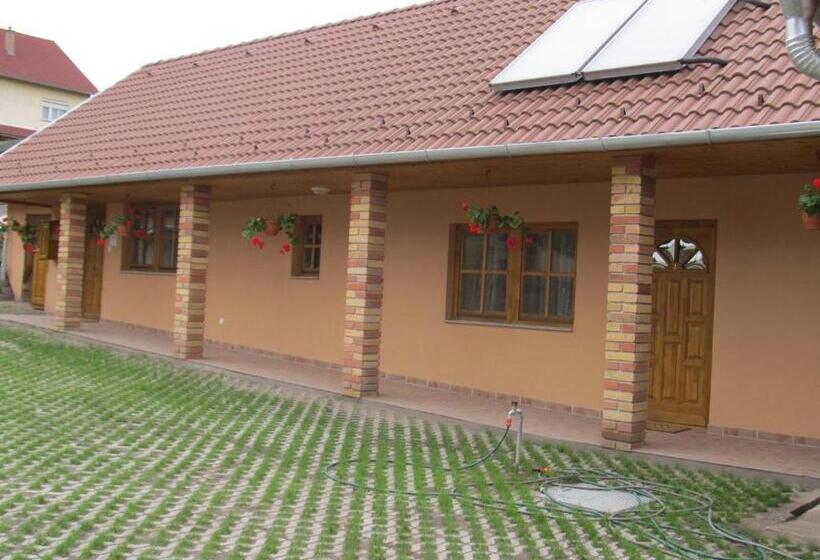 펜션 Tavi Fészek Vendégház