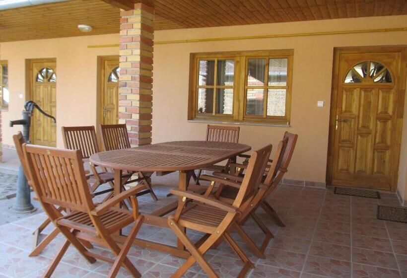 펜션 Tavi Fészek Vendégház