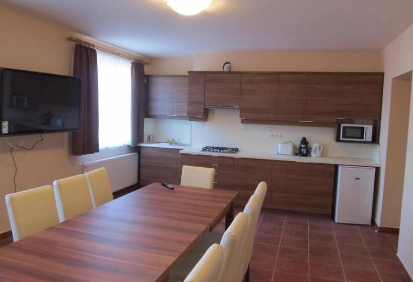 펜션 Tavi Fészek Vendégház