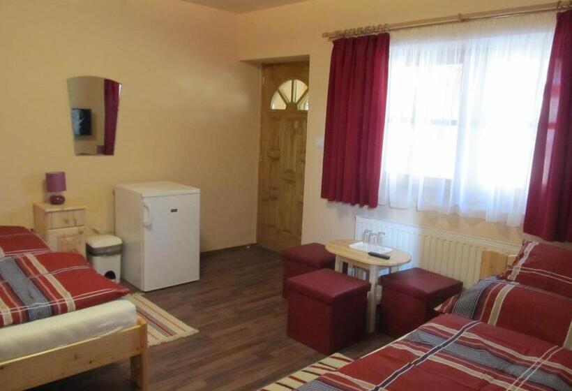 펜션 Tavi Fészek Vendégház