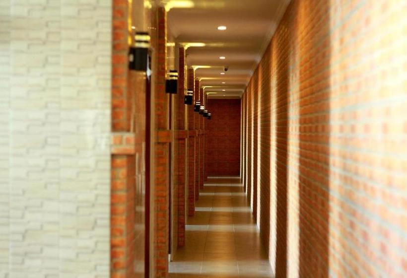 פנסיון The Cave