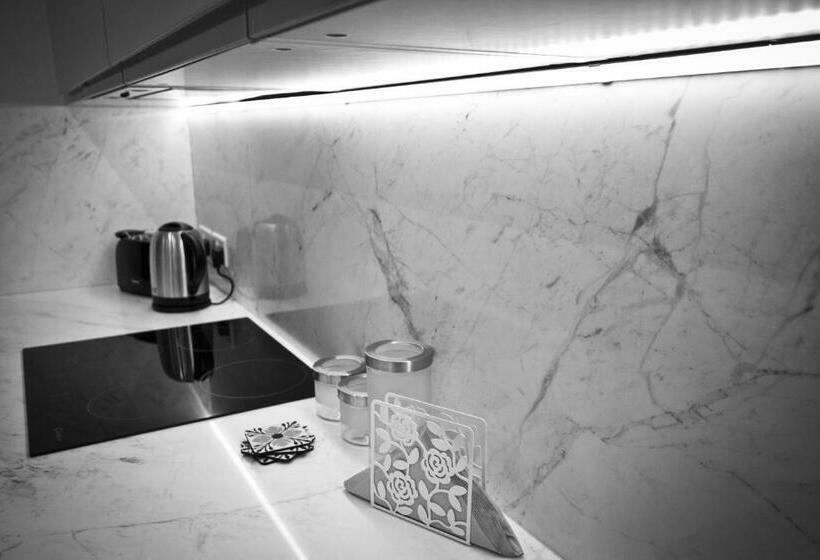 پانسیون Apartment 81