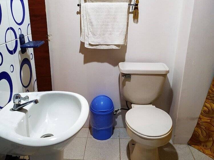 پانسیون Hostal Latitud Ecuem