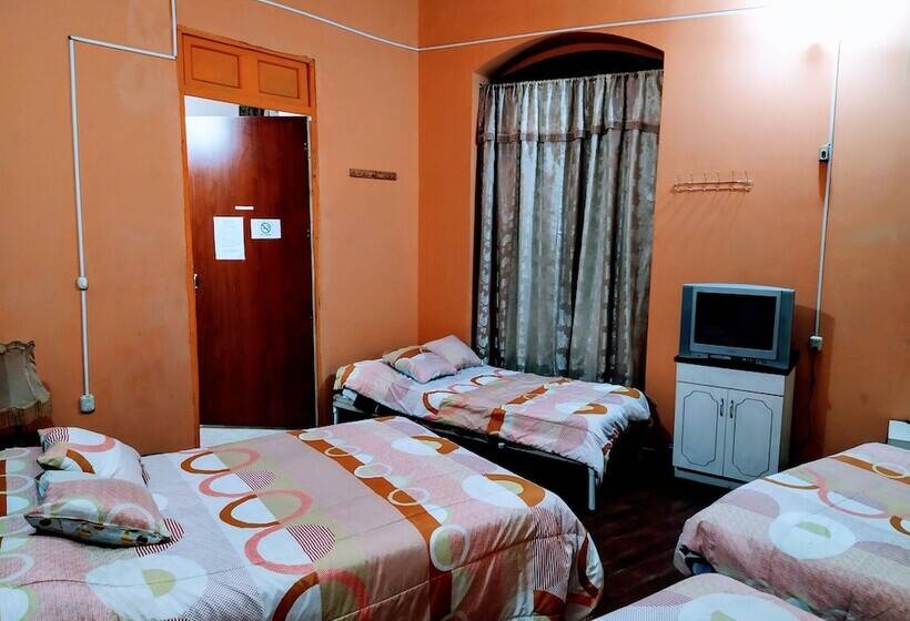 Пансион Hostal Latitud Ecuem