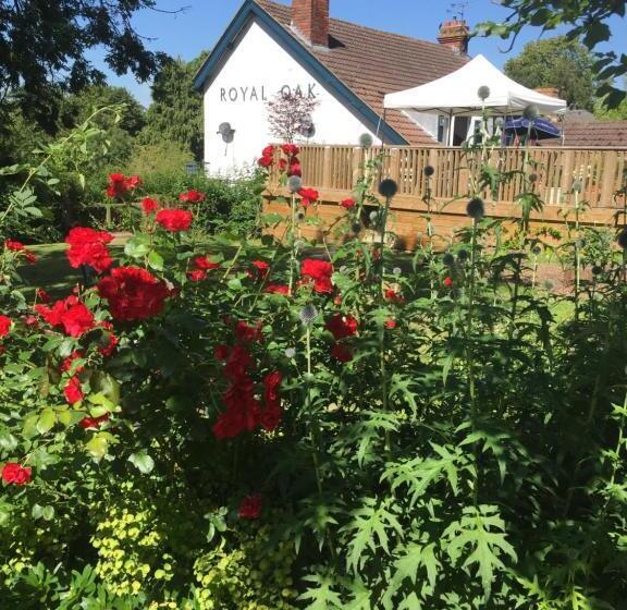 ホテル Helen Browning's Royal Oak