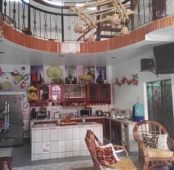 پانسیون Sarisa House