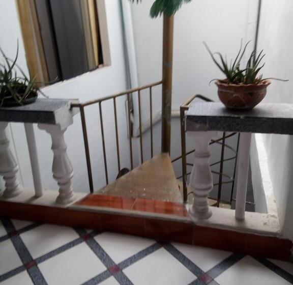 پانسیون Sarisa House