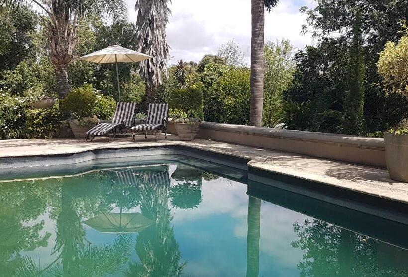 פנסיון 35 On Basil