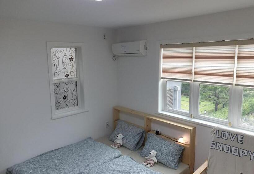 ペンション All In One Guesthouse