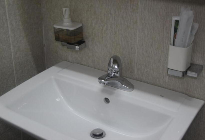 ペンション All In One Guesthouse